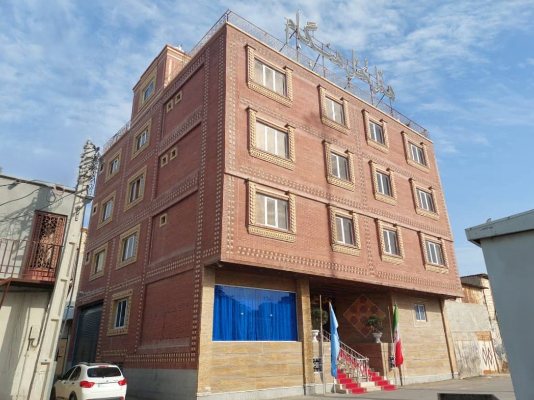 نمای ظاهری هتل نخل هنگام 