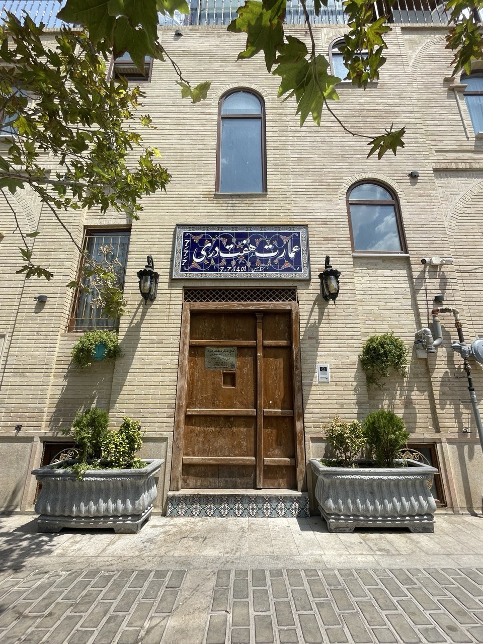 نمای ظاهری TraditionalHouse هفت دری 